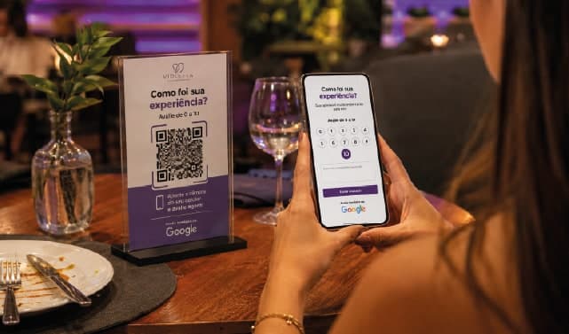 Cliente avaliando o restaurante pelo celular após escanear o QR Code de NPS na mesa